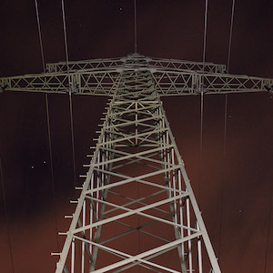 Strommast in der Nacht