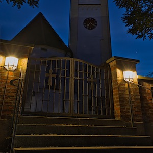 Kirche in Irsingen am Abend